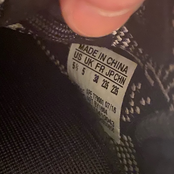 Yeezy 350 v2 Oreos - Picture 4 of 7